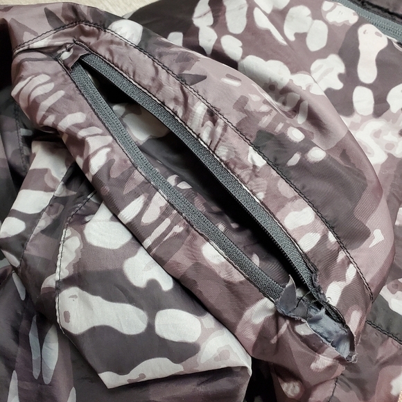 New Balance Abstract Print Zip Windbreaker Large - Picture 9 of 9